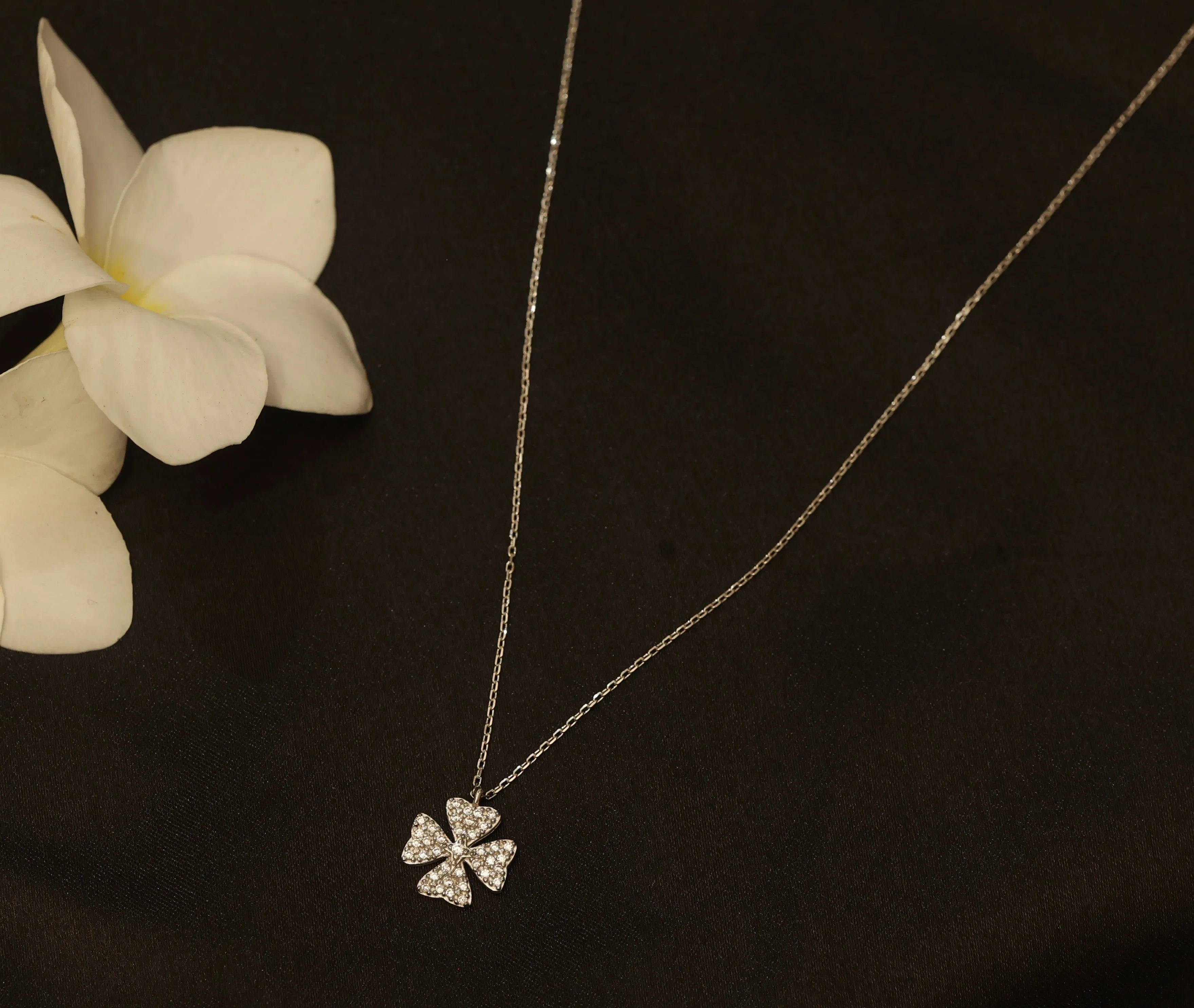 Clover leaf silver necklace