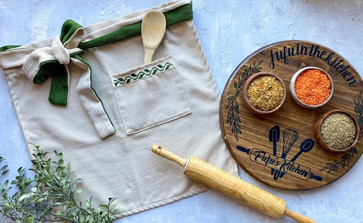 Olive Branch Apron in Vanilla Cream